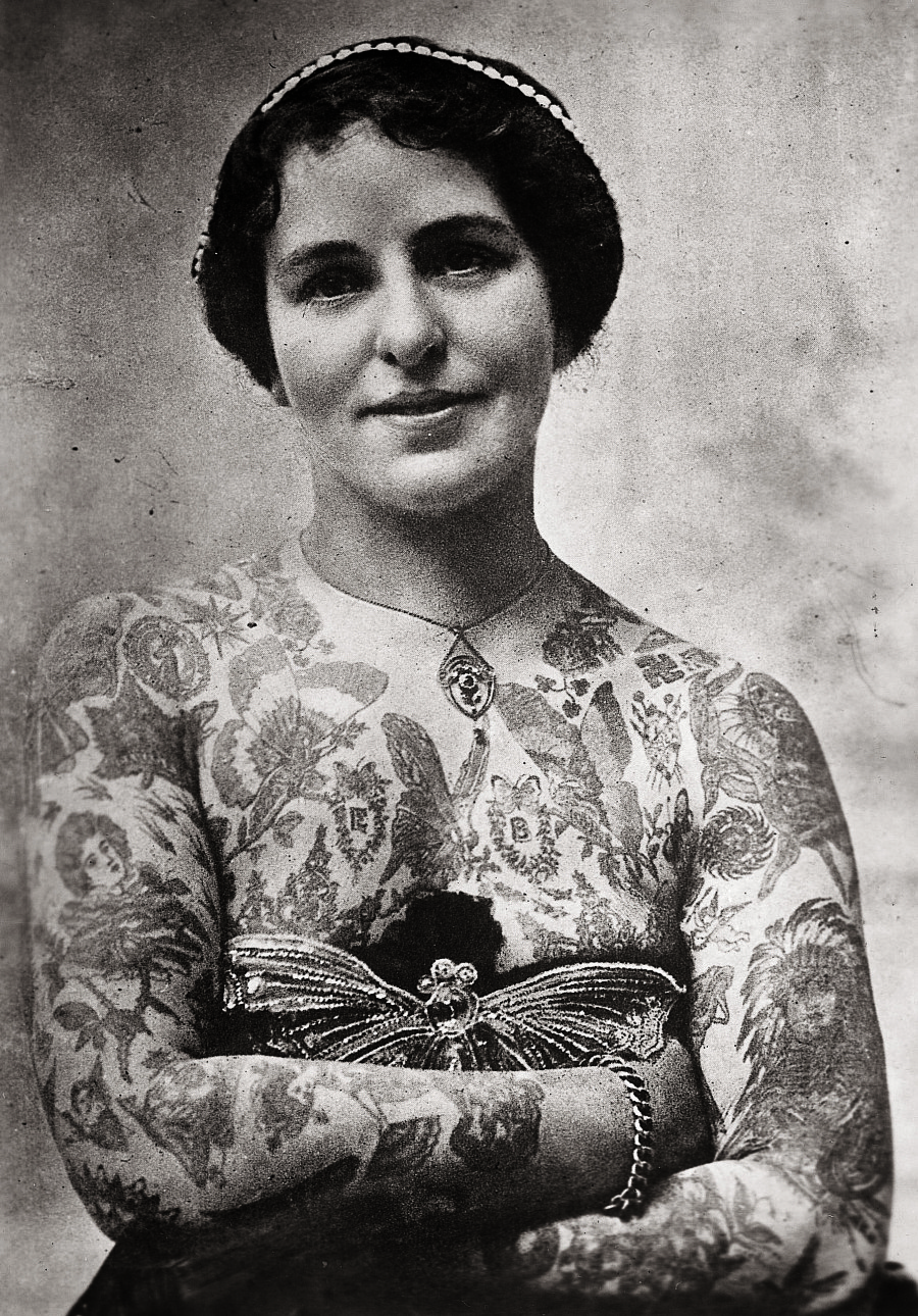 Edith Burchett, London (c.1920).  She was the wife of 'Professor' Burchett, the “King of Tattooists”.