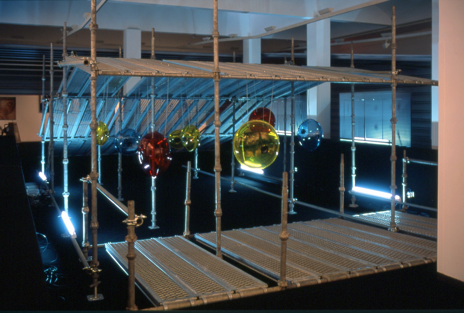 Vista geral da instalação na Bienal da Maia - 2001 / General view at the Maia Biennial 2001