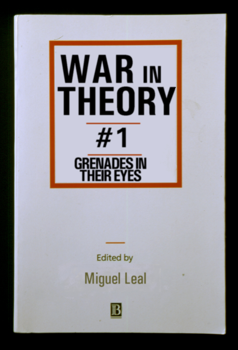 War in Theory — Bunker — An Anthology of unchanged ideas 34 pg; 21x14.5 cm. Edição em português| only portuguese Editor | Publisher: Museum of Modern Strategy, 1997.