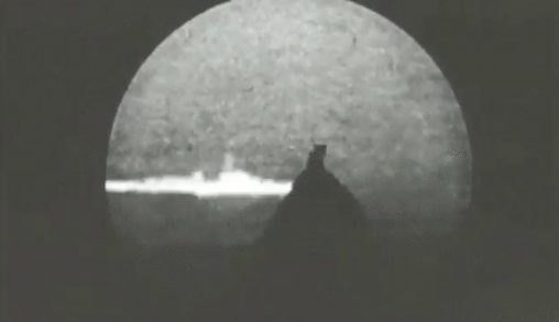 Screenshot of film showing pigeon pecking the image of target (vessel). “Project Orcon”, c. 1948-53.
During World War II, “Project Pigeon”, leaded by American behaviorist B.F. Skinner's,
was an attempt to develop a pigeon-guided missile. After several tests, they decided 3 different pigeons, trained to peck a target, would guide the missile. The project was cancelled in 1944 and resumed by the americam navy in 1948 as “Project Orcon” (Organic Control”, to be abandoned in 1953 with the arrival of new electronic guidance systems.