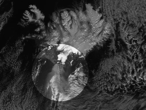 Ash plume at Eyjafjallajökull volcano, Iceland, 07.04.2010 [Nasa Earth Observatory]