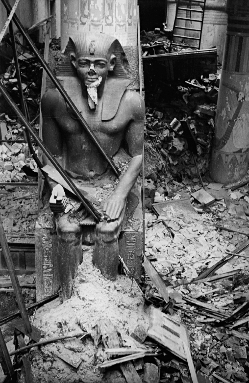 Berlin, Neues Museum, Egyptian statue in the middle of the rubble, 17.11.1949.