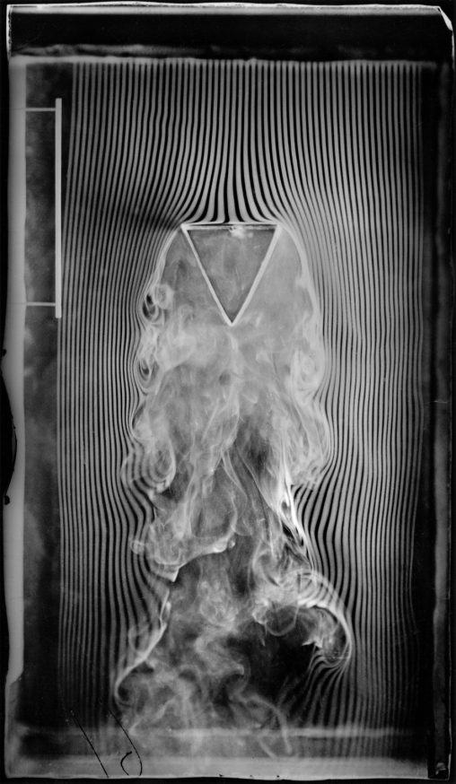 Etienne-Jules Marey
Prisme triangulaire présentant au courant une de ses bases, quatrième et dernière version de la machine à fumée, équipée de 57 canaux, 1901
Paris, Cinémathèque française